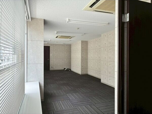 b_maniajp's tweet photo. 【コンクリ調のモダン空間】
南船場エリアで叶えるスタイリッシュで洗練されたオフィスライフ

💬コンクリ打ちっぱなし風のモダン空間！長堀橋駅徒歩3分の好立地で洗練されたオフィス✨

↓詳細＆問い合わせはこちら📩
https://t.co/MKSHPsVKAL

#オフィス賃貸 #事務所可 #モダン #コンクリ打ちっ放し https://t.co/9l3nqbhqqc