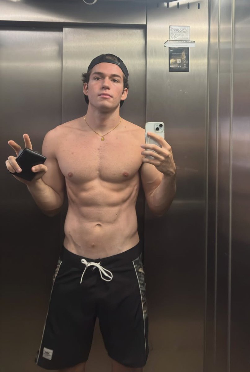 GiuliMedrado's tweet photo. Antônio Benício ou Pietro Antonelli? https://t.co/VXjGNs8t7U