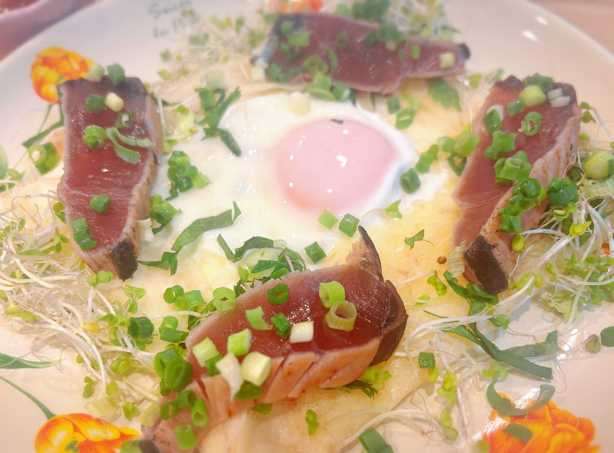 Neruru931's tweet photo. #IRIAM調理実習コンテスト
創作料理
ホットケーキカツオのたたきガレット風！！！

リスナーさんたちの無茶ぶり食材で獣が調理実習しました。
おいしくできてしまったせいで、ライバーとしてはあまりおいしくありませんでした(´;ω;｀)
ホットケーキミックスに鰹節入れたのがしごでき獣シェフでした♡ぼなぺちぃ！