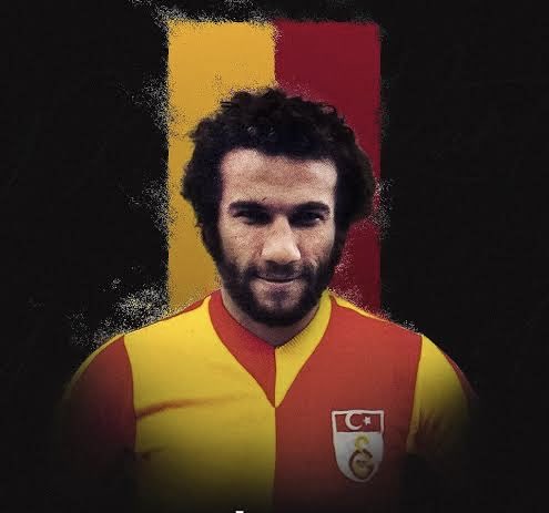 Mustafacevik10's tweet photo. “Bir deplasman dönüşü takım otobüsünün hareketini bekliyoruz,

bir çocuk geldi cam kenarına Metin seni çok seviyorum

ayakkabılarına baktım yırtıktı

Otobüs hareket etmiş çocuk yırtık ayakkabıları ile koşmaya devam ediyor ve bağırıyordu Metin seni çok seviyorum

Ogün lanet ettim bu hayata ve düzene “

Bu coğrafyadan bir Metin Kurt geçti