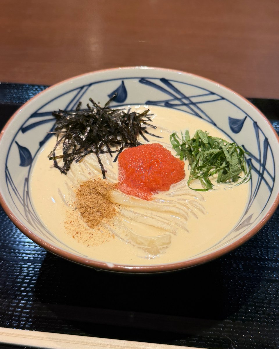 UdonMarugame's tweet photo. #冷やし明太クリームうどん に添える大葉は、お店で一枚一枚手切りしています🌿

手切りだからこそ広がる爽やかな香りが、豆乳ベースのコク深いクリームだしに心地よいアクセントを添えます✨
よく混ぜれば、最後まで食べ飽きない味わいに。

細部までこだわりが詰まった一杯です🥢#丸亀製麺 https://t.co/jElNVIg0lO