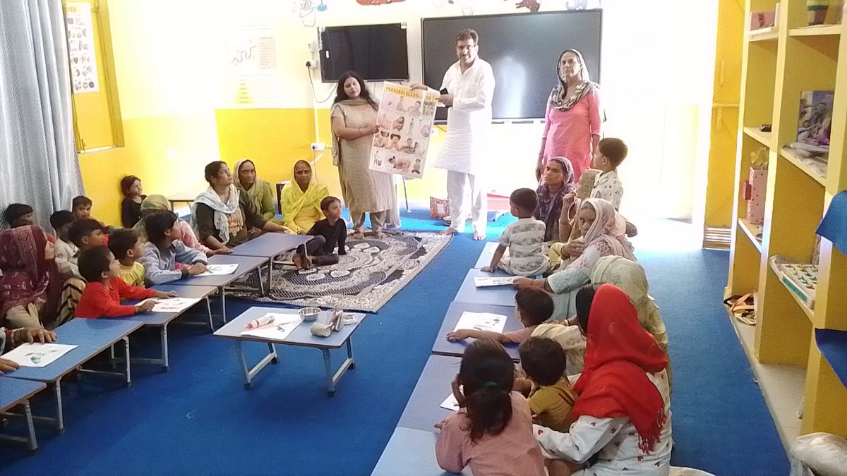 BaghpatBsa's tweet photo. बरवाला नंबर 1 में माता उन्मुखीकरण प्रधानाध्यापक जी , आंगनवाड़ी कार्यकत्री के सहयोग से एजुकेटर श्रीमती निशा ने संपूर्ण कराया। जिसमें माताओं ने चहक गतिविधि व क्राफ्ट गतिविधियों में भाग लेकर अपना प्रयत्न व सरल कला से बच्चों को सिखाने में पूर्ण रुचि ली।जिसमें सभी को बहुत आनन्द आया। https://t.co/CyckQcOCMV