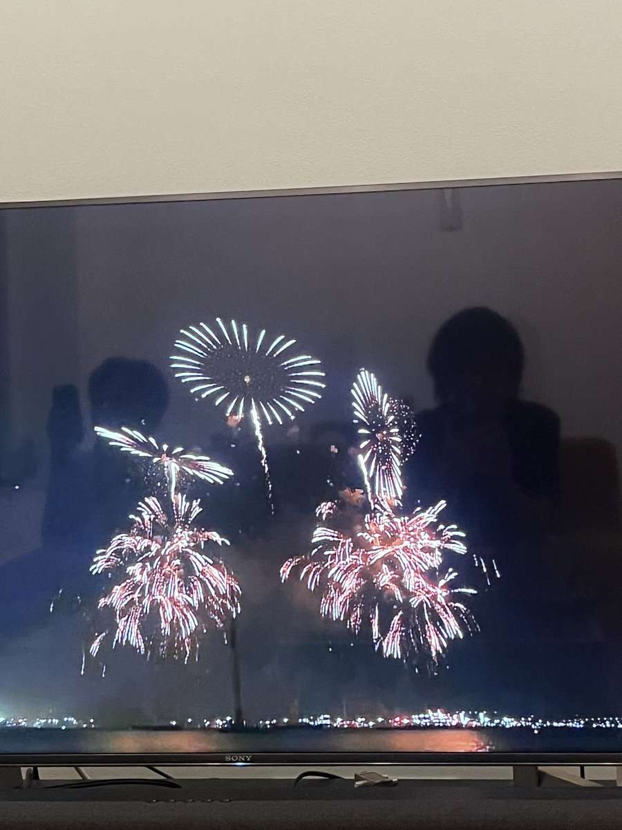 syouhr3's tweet photo. M Mの花火。
現地に行かれないからTVで観てる。
もう圧巻！
今まで見たこともない花火もあって目が離せない。
まさに夜の祭典だぁぁぁ！ https://t.co/H8dFx02wNl