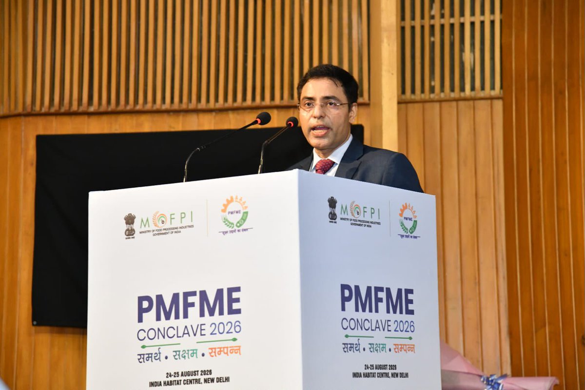 MOFPI_GOI's tweet photo. Shri Devesh Deval, JS, MoFPI, addressed the gathering and highlighted the key initiatives and impact of the #PMFMEScheme. He warmly welcomed all dignitaries and participants to the two-day event, inviting everyone to engage with and experience the vibrant #PMFMEBazaar. https://t.co/sD2AI4k26k