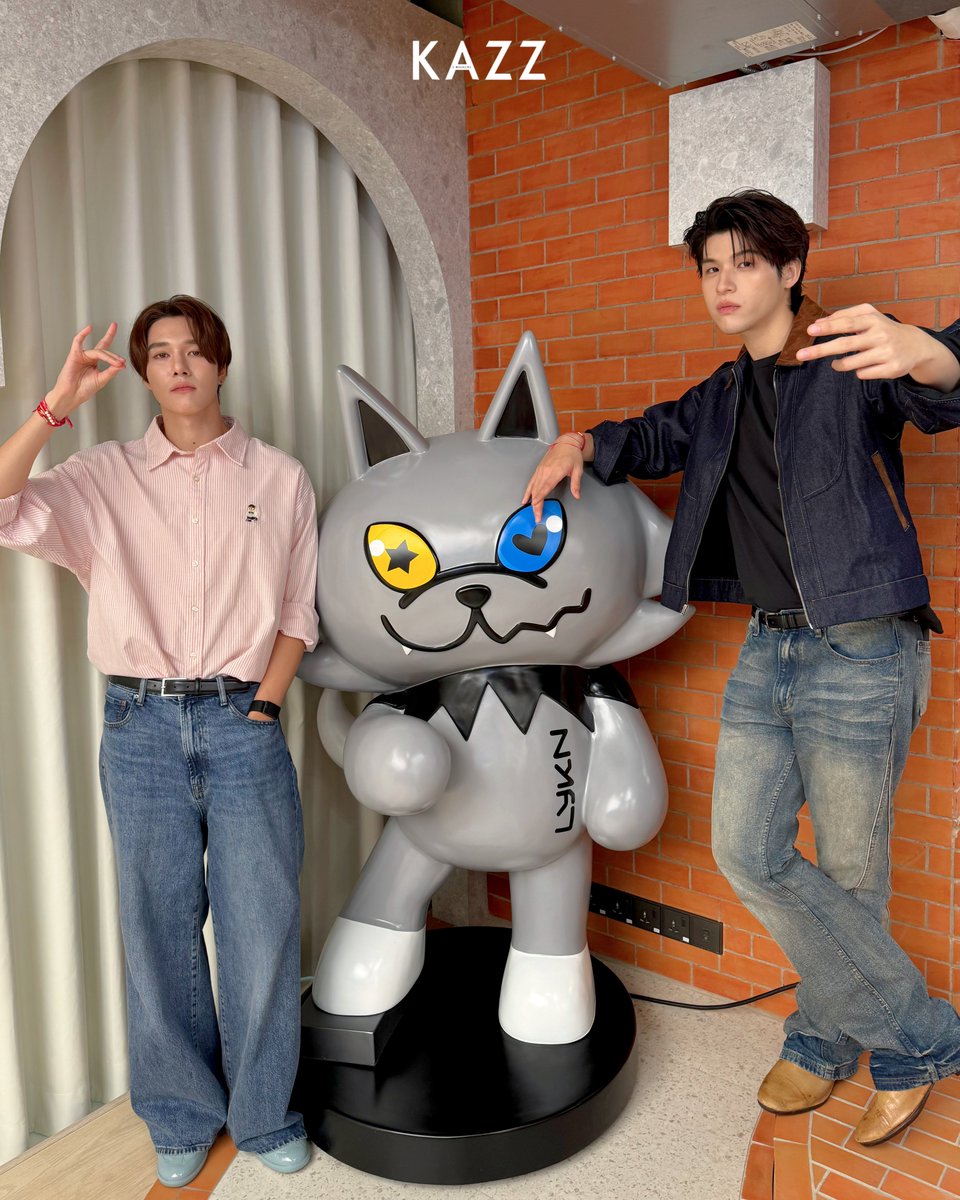 Kazzmagazine's tweet photo. ขอแวะถ่ายกับพี่ #LYKYOU หน่อยครับ!  “สกาย - นานิ” ในงานเปิดบ้านอย่างเป็นทางการ “GEMM HOUSE” @ 2nd Floor, GMM Grammy Place 🏠🥤

#GEMMHOUSE #SkyNani #สกายนานิ
#GEMMHOUSEopenhouse
#KAZZMAGAZINE https://t.co/fmsSquKOhT