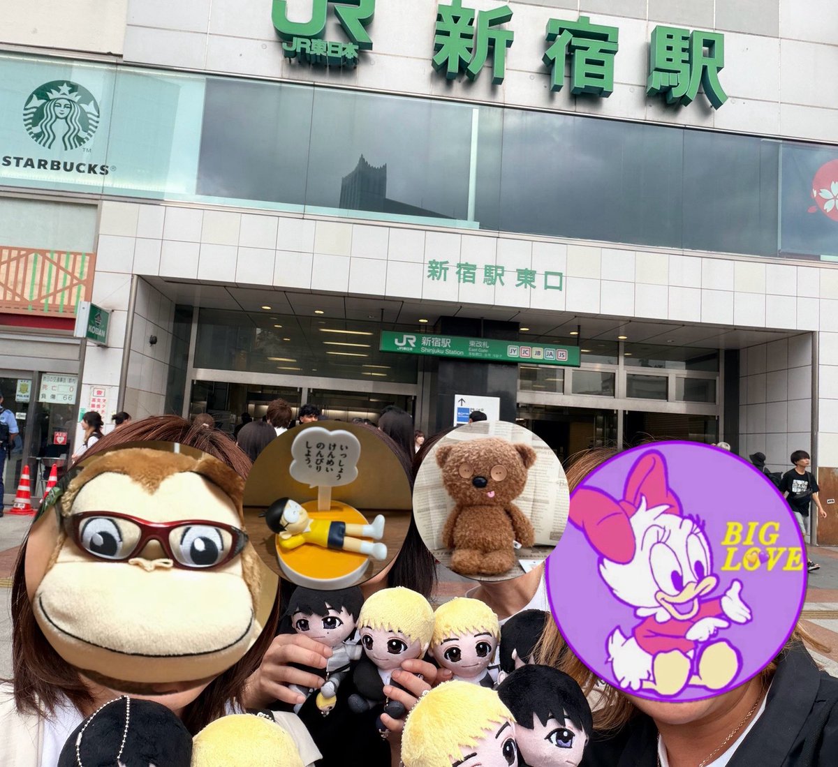 mikm713's tweet photo. in 池袋&amp;新宿
駅前でぬい出す?どうする？
4人ならできるw1回やったら次余裕w
静かにできない？静かに行こう！
今回はできたよね？推しカフェw🤫
アクスタ可愛すぎる💛💜
毎回楽しい時間をありがとう😊
砂糖が溶けるぐらいの時間撮影w
#おにラブ　#おにサブ　
#LINOcafe https://t.co/VDwqGAiHuX
