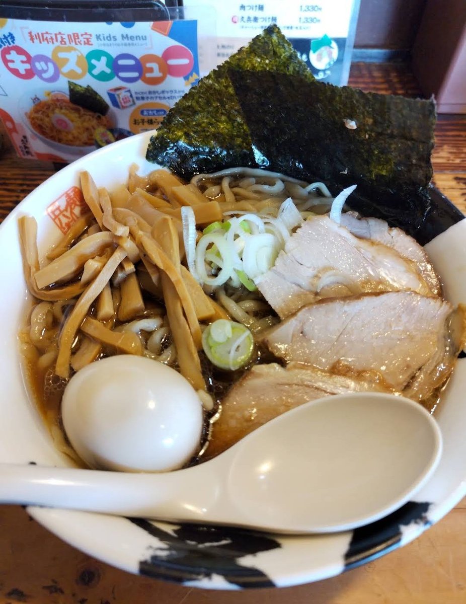 realRen_RT's tweet photo. 自家製のワシワシ太麺にキリッとした醤油スープが美味しい。トッピングも充実しているので少しリッチな気分になれる。 https://t.co/azNm7xZu61