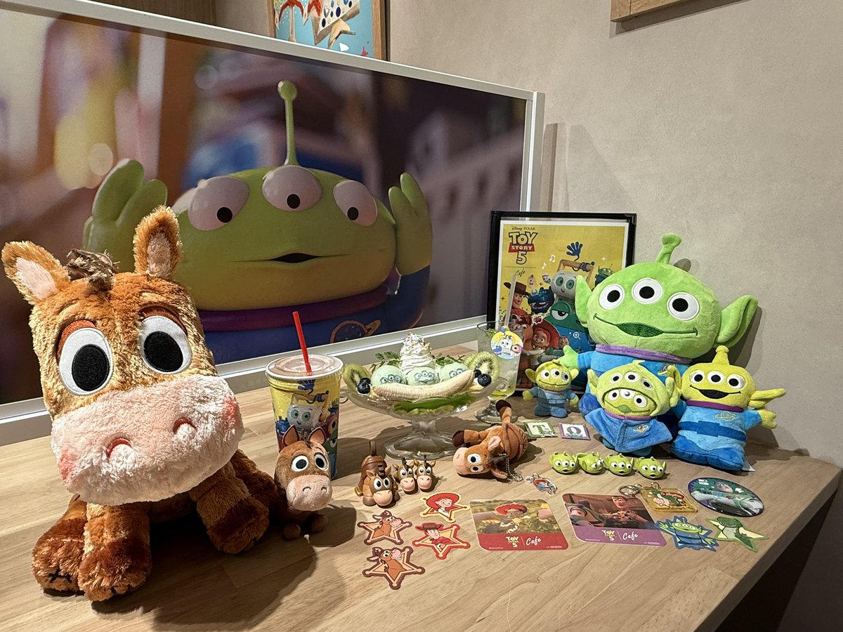 ___stitch___h's tweet photo. トイ・ストーリーカフェ行ってきた！🫶

ランダム結構自引きできたし、幸せ空間だったしとっても満足！！🥰🤎
空いてて席も好きなとこ座れた！✌🏻

#トイストーリーカフェ #トイストーリー 
#ohmycafe https://t.co/aCrXQr4YKy