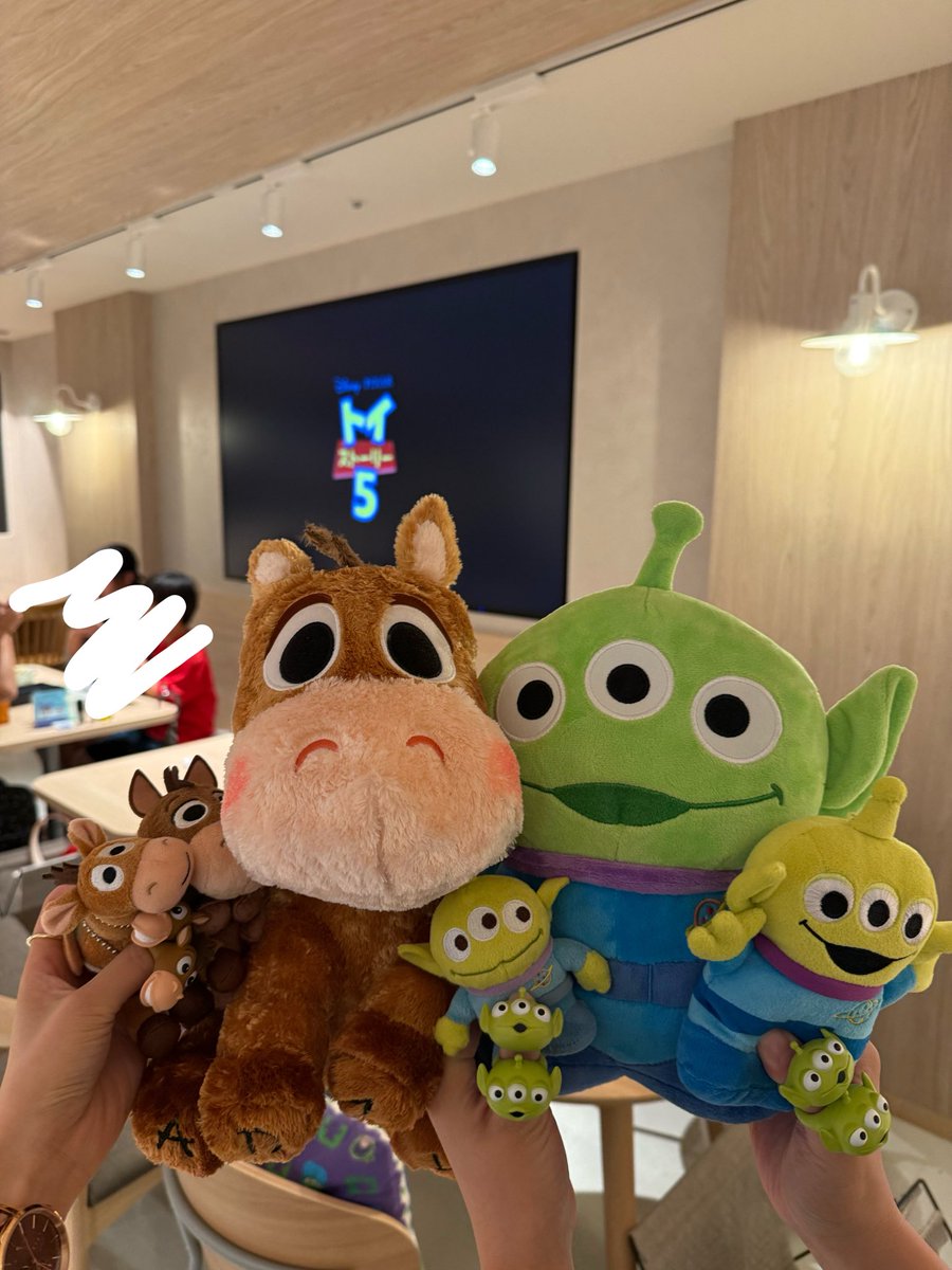 ___stitch___h's tweet photo. トイ・ストーリーカフェ行ってきた！🫶

ランダム結構自引きできたし、幸せ空間だったしとっても満足！！🥰🤎
空いてて席も好きなとこ座れた！✌🏻

#トイストーリーカフェ #トイストーリー 
#ohmycafe https://t.co/aCrXQr4YKy