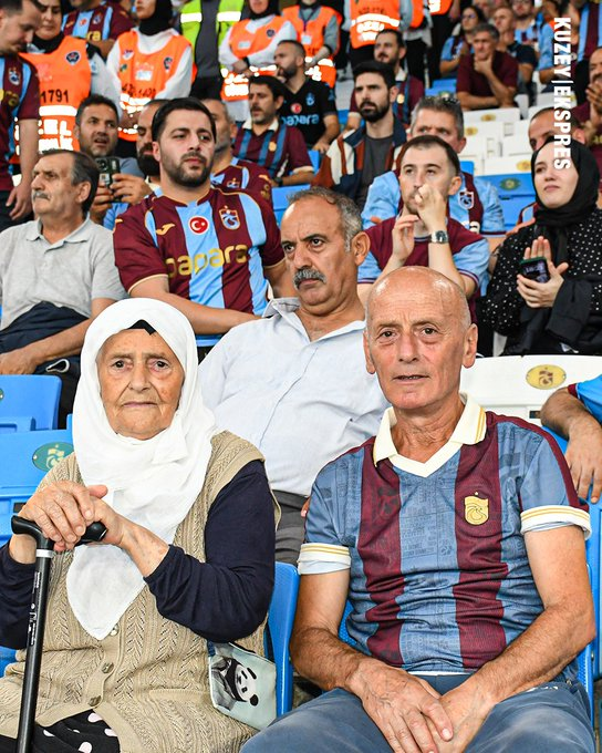 mrmercan's tweet photo. @ellocobielsaa Al sana bizim tribün. Trabzonspor tribününün en büyük sıkıntısı 7 den 70 e taraftar olması. Kadın yaşlı çoluk çocuk olunca ne bir Göztepe ne de Bir Bursaspor tribünü olur bizim şehirde. https://t.co/oXuBnohdwL