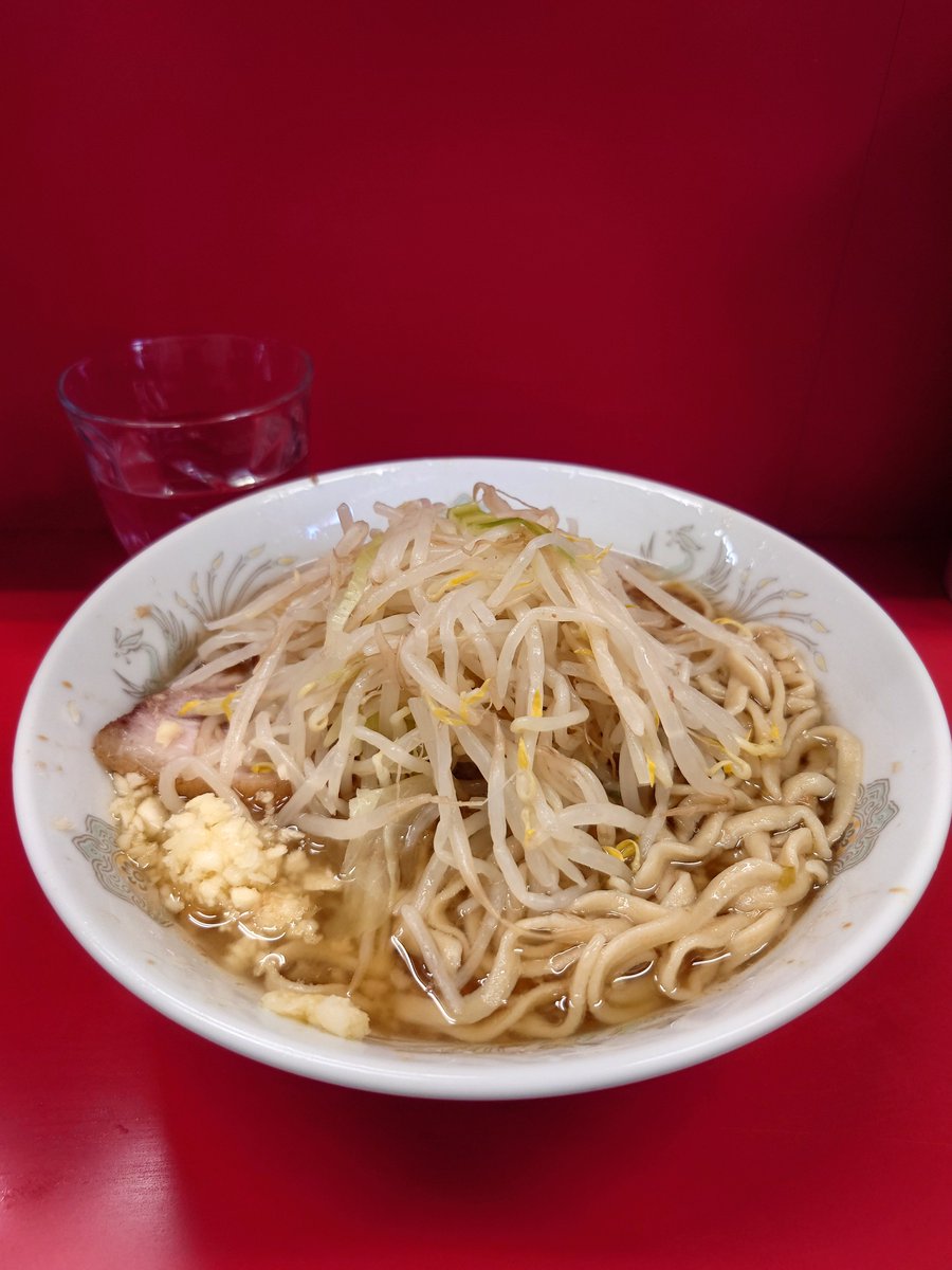 arupyaka's tweet photo. 2店目にして本店わず(゜▽゜)
新宿小滝橋通り店より味が濃く感じた。
あとなんとなく三田本店の方が麺が手作り平麺感が強い？気がした(゜▽゜)
やはり麺少なめはフツーにイケるわ。
#ラーメン二郎
#三田本店
https://t.co/EBe36aJGw6 https://t.co/m5YXBrb8ZQ