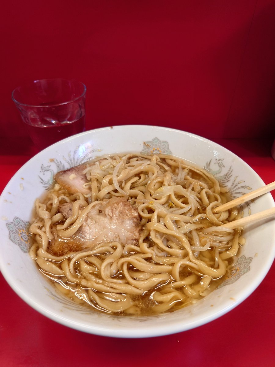arupyaka's tweet photo. 2店目にして本店わず(゜▽゜)
新宿小滝橋通り店より味が濃く感じた。
あとなんとなく三田本店の方が麺が手作り平麺感が強い？気がした(゜▽゜)
やはり麺少なめはフツーにイケるわ。
#ラーメン二郎
#三田本店
https://t.co/EBe36aJGw6 https://t.co/m5YXBrb8ZQ