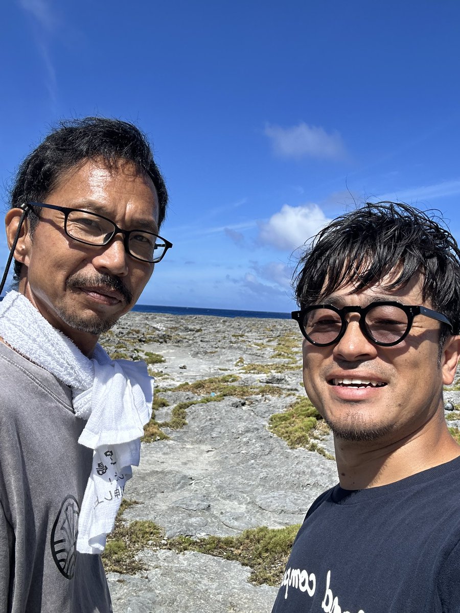 Yamaken1205's tweet photo. 吐噶喇列島・小宝島。現在60名の人々が暮らしていました。平成2年4月10日、定期航路として日本最後の艀（はしけ）作業が行われた島です。

当時は、大型の定期船が浜に接岸できず、沖に停泊した本船と島の間を「艀」でつなぎ、人や荷物などを運んでいました。

島に船が来るだけでは、
暮らしは成り立たないのです。

人がロープを取り、荷物を下ろし、島からの荷も積み込む。海と陸のほんの数メートルをつなぐ人の手があって、はじめて航路は暮らしにつながっていました。

人口が減るということは、ただ数字が小さくなることではありません。

祭りを担う人がいなくなる。消防を担う人がいなくなる。店を開ける人がいなくなる。船を迎える人がいなくなる。発電所で働く人がいなくなる。そして、あるところを越えると、ひとつの役割が失われることで、暮らしそのものが続けられなくなる。

島から人がいなくなる前に、
島を支えている「役割」が、
ひとつずつ消えていく。

だから、小さな島の未来を考えるとき、人口だけを見ていてはいけない。大切なことは、そこに何人いるのかではなく、その人たちが、どんな役割を担い合うことで暮らしが成り立っているのか。

港も、学校も、商店も、祭りも、発電所も。結局、その風景を最後につないでいるのは、人。

1970年、同じく十島村の臥蛇島が無人化したのは、艀作業をする若手の荷役が不在になったことも大きな要因の一つだったと言われています。

ここ小宝島においても、一時期は人口が十数人まで減り、無人化が危惧されながら、1990年の港整備までなんとか持ちこたえました。

様々なものが発達した今、改めて航路というものは、船だけでなく人の手と手が繋いでいたんだということに深い感銘を受けています。

#小宝島 #鹿児島離島文化経済圏 #吐噶喇列島 #十島村  #トカラ