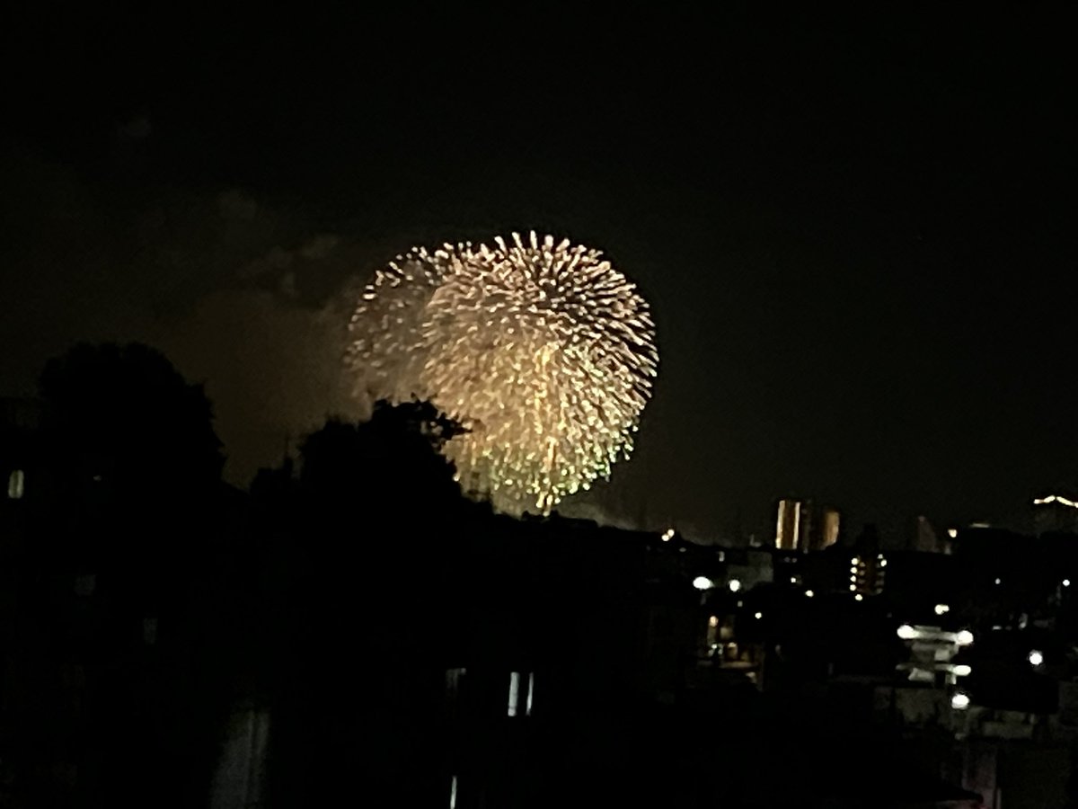 AKKOPOPPO's tweet photo. 花火大会に向かう民族大移動をかき分けて帰宅。部屋から見る花火は小さいけどビールは美味い😁 https://t.co/0M9OpQmAWb