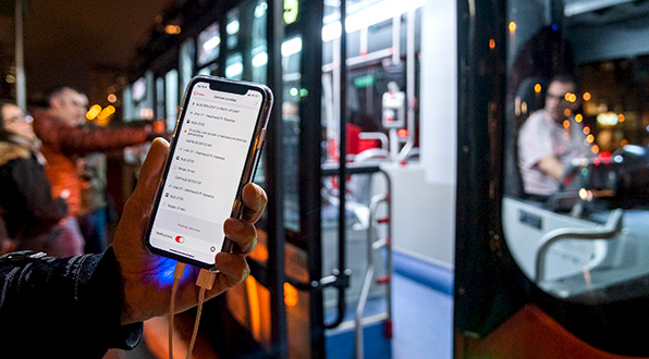 TMB_Barcelona's tweet photo. 🚍📱 Millorem l’accessibilitat i autonomia de les persones usuàries del transport públic amb discapacitat.
Amb #TMBApp, moure's amb #busbcn és més fàcil amb alertes en temps real:
📲 Quan s'apropa el bus
🚪 L'estat de les portes
🛑 Avís al conductor
👉 https://t.co/mhOV46pttX https://t.co/RSZ6vQkmZI