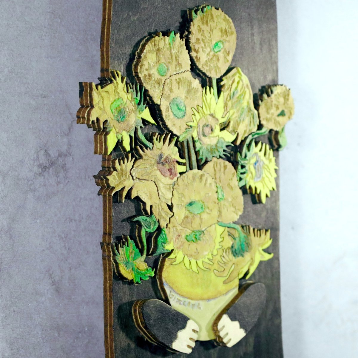 CinematicForest's tweet photo. ゴッホの「ひまわり」を、
バラバラの木製パーツにしてみました。
一輪ずつレーザーカットして彩色し、
パズルのように重ねて立体的な花束に。

それを胸いっぱいに抱えているのは、
なぜか澄ました顔の黒猫。
尻尾がゆっくり揺れて時を刻みます。

「ゴッホのひまわりを胸に抱く黒猫」
木製振り子時計 https://t.co/FhOvIhCYNQ