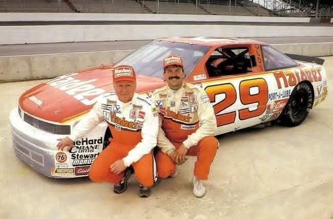 j98264912's tweet photo. Cale Yarborough and Dale Jarrett at Darlington. https://t.co/GrvdlimunA