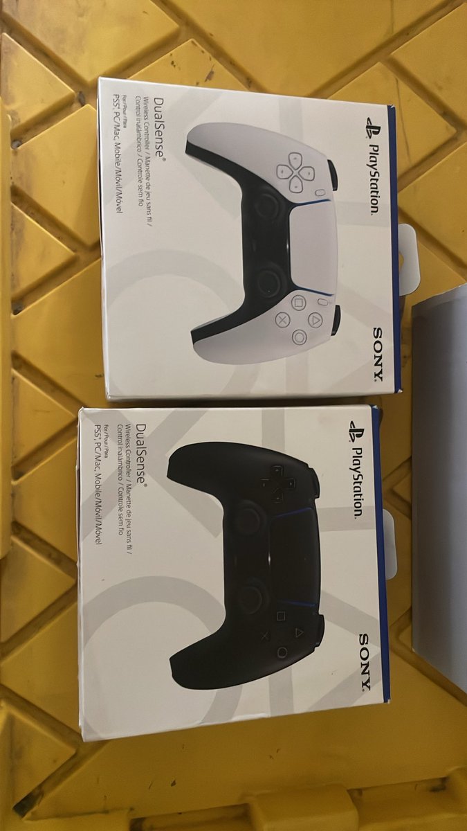 Gr1zzlyszn's tweet photo. I’ve got these controllers going for 900 cedis each. Please dm if you’re interested https://t.co/FOAXFM7Hiq