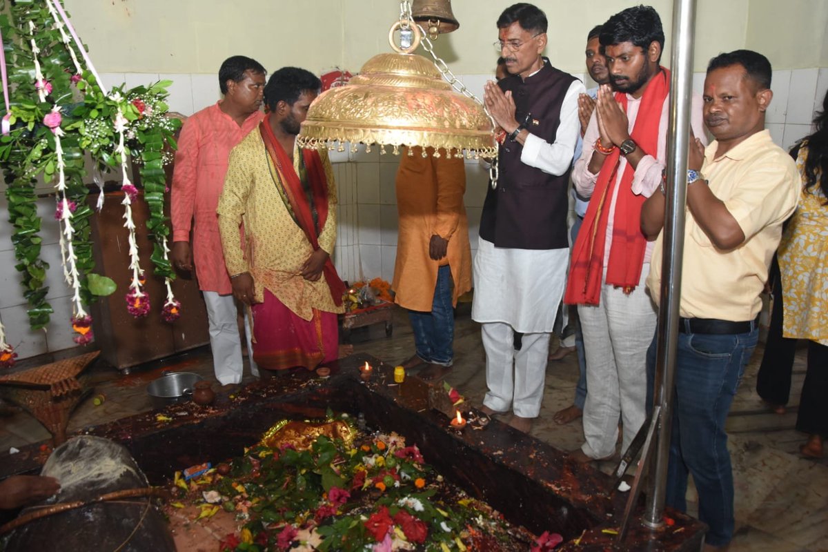 SethSanjayMP's tweet photo. 📍 रांची 

आज पवित्र श्रावण मास की अंतिम सोमवारी के शुभ अवसर पर महाकालेश्वर धाम, गगरी पहाड़, ओरमांझी में देवाधिदेव भगवान महादेव के दर्शन एवं पूजन का सौभाग्य प्राप्त हुआ। बाबा भोलेनाथ से समस्त देशवासियों के सुख, शांति, समृद्धि एवं उत्तम स्वास्थ्य की कामना किया। 
इस अवसर पर समिति के संरक्षक श्री अमरनाथ चौधरी, अध्यक्ष श्री सोनाराम मुंडा, सचिव श्री दिलीप मेहता, श्री अरुण मंडल, श्री शंकर महतो, श्री राजेश गुप्ता, श्री दीपक बड़ाइक, श्री संतोष कुमार गुप्ता, श्री शशि मेहता, श्री दीनदयाल मुंडा सहित कई सामाजिक एवं धार्मिक कार्यकर्ता उपस्थित रहे। हर हर महादेव 🙏