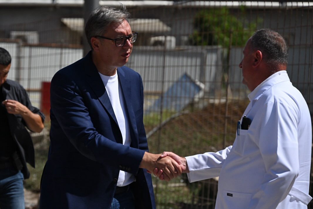 sns_srbija's tweet photo. Председник Републике Србије Александар Вучић @avucic изјавио је да ће Клиничко-болнички центар (КБЦ) у Новом Пазару бити комплетно готов до краја 2027. године.
https://t.co/LXeeOGVvNe https://t.co/9tDckllVoB