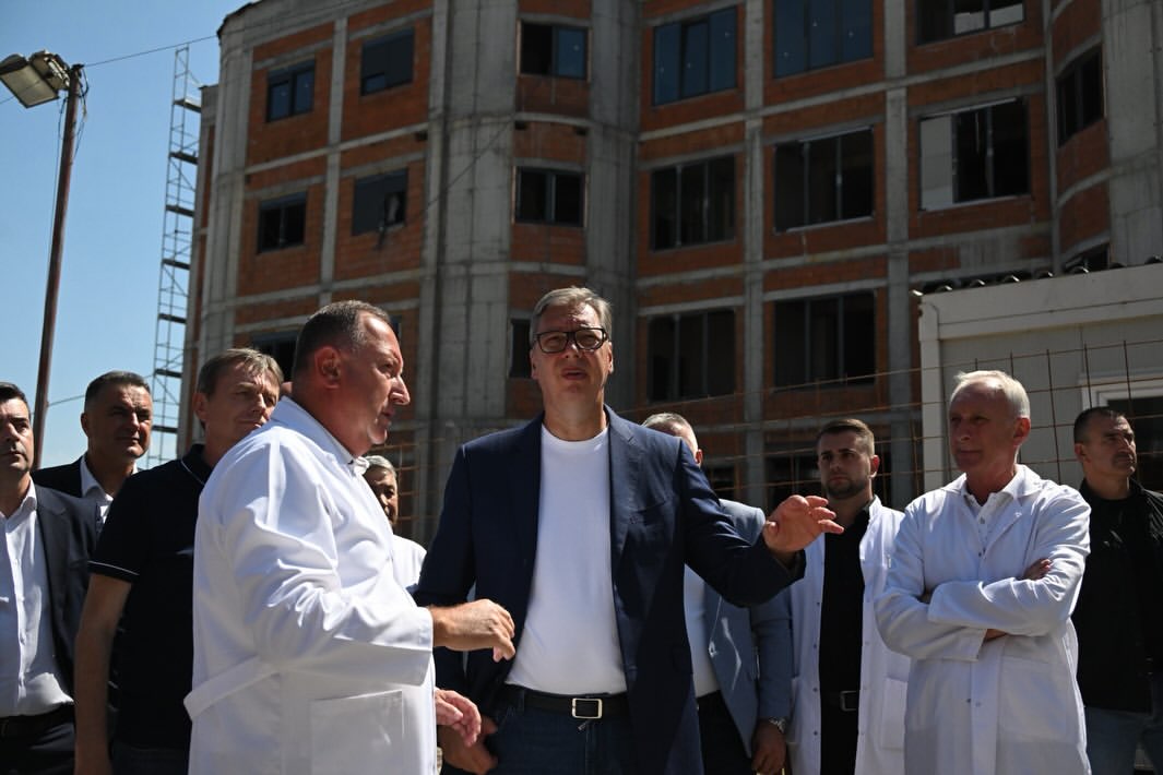 sns_srbija's tweet photo. Председник Републике Србије Александар Вучић @avucic изјавио је да ће Клиничко-болнички центар (КБЦ) у Новом Пазару бити комплетно готов до краја 2027. године.
https://t.co/LXeeOGVvNe https://t.co/9tDckllVoB