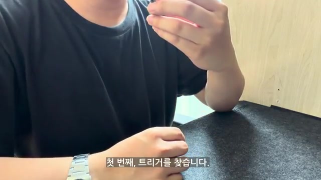 donbaek2's tweet photo. 중독은 참는게 아니라는거 모르셨죠?
이렇게 하면 중독에서 좋은습관으로 바꿀 수 있습니다

10년 중독은 참아서 끊은 게 아니라 
충동이 올 때마다 다른 행동으로 바꿔치기해서 끊었다고 함

포르노, 스마트폰, SNS처럼 의지로 끊으려다 
계속 ���패한 적 있는 사람이면 이 방법론 한 번 볼 만함

1. 참는 게 아니라 전환하는 것
10년간 반복된 행동을 의지로 참으려 할 때마다 
실패했다고 함 
참는다는 건 그 행동을 계속 생각한다는 뜻이라 
오히려 머릿속에 더 남음
진짜 해결책은 충동이 왔을 때 다른 행동으로 
바꾸고 그 전환을 계속 반복하는 것이었다고 함

2. 1단계, 트리거부터 찾기
언제 충동이 오는지부터 알아야 함.
화자는 혼자 있을 때, 스트레스 받을 때, 밤늦게 휴대폰 볼 때, 심심할 때 충동이 강했다고 밝힘. 
자기 패턴을 모르면 대응도 못 함

3. 2단계, 생각하지 말고 바로 움직이기
버티려고 생각할수록 그 행동만 계속 떠오름. 
그래서 콘텐츠를 끄고 자리에서 바로 일어나
산책, 샤워, 운동 같은 신체 행동으로 전환하는 게 
핵심이라고 함. 
휴대폰을 침대에서 멀리 두는 것도 같은 원리임

4. 3단계, 빈자리를 다른 걸로 채우기
행동 하나를 없애면 그 시간이 텅 비는데 방치하면 다시 무너진다고 함. 운동, 산책, 만남 여러 개 시도하다
화자한테 맞은 게 독서였음.
처음엔 재미없었지만 "충동 오면 책 편다"는 
행동 자체를 반복하는 게 목표였다고 함

5. 20분에서 시작해서 늘어난 시간
처음엔 딱 20분만 읽었다고 함. 
페이지 수를 채우는 게 목적이 아니라 
충동이 올 때 책을 집는 행동 자체를 만드는 게 목적이었음
그렇게 반복하다 보니 20분이 30분
40분으로 자연스럽게 늘었다고 함

6. 4단계, 실패했을 땐 원인부터 찾기
한 번 무너졌다고 "역시 난 의지가 약해"라고 자책하지 않고
잠 부족, 스트레스, 혼자 있는 시간, 
특정 콘텐츠처럼 원인을 파악해서 환경을 조정했다고 함
안 넘어지는 게 목표가 아니라 같은 이유로
반복해서 넘어지지 않는 게 중요하다고 봄

해결방안 
1단계, 내 충동이 언제 강해지는지 상황과 시간 적어보기 
2단계, 충동 오면 생각하지 말고 바로 일어나서 자리 옮기기
3단계, 그 자리를 채울 대체 ���동 하나 정해서 20분만 해보기 4단계, 무너지면 자책 대신 원인 찾아서 환경 바꾸기