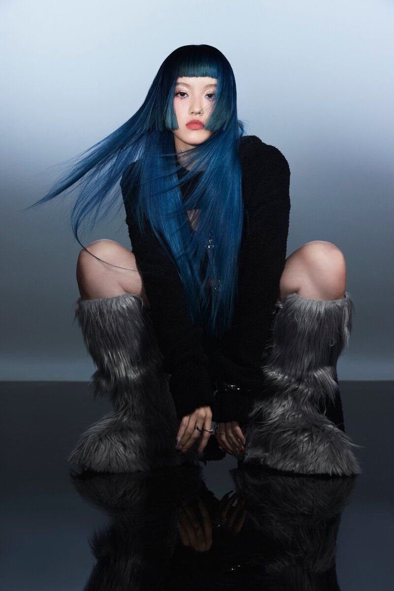 alphazbarbie's tweet photo. THE chisa pose https://t.co/lbGdBAIa6B