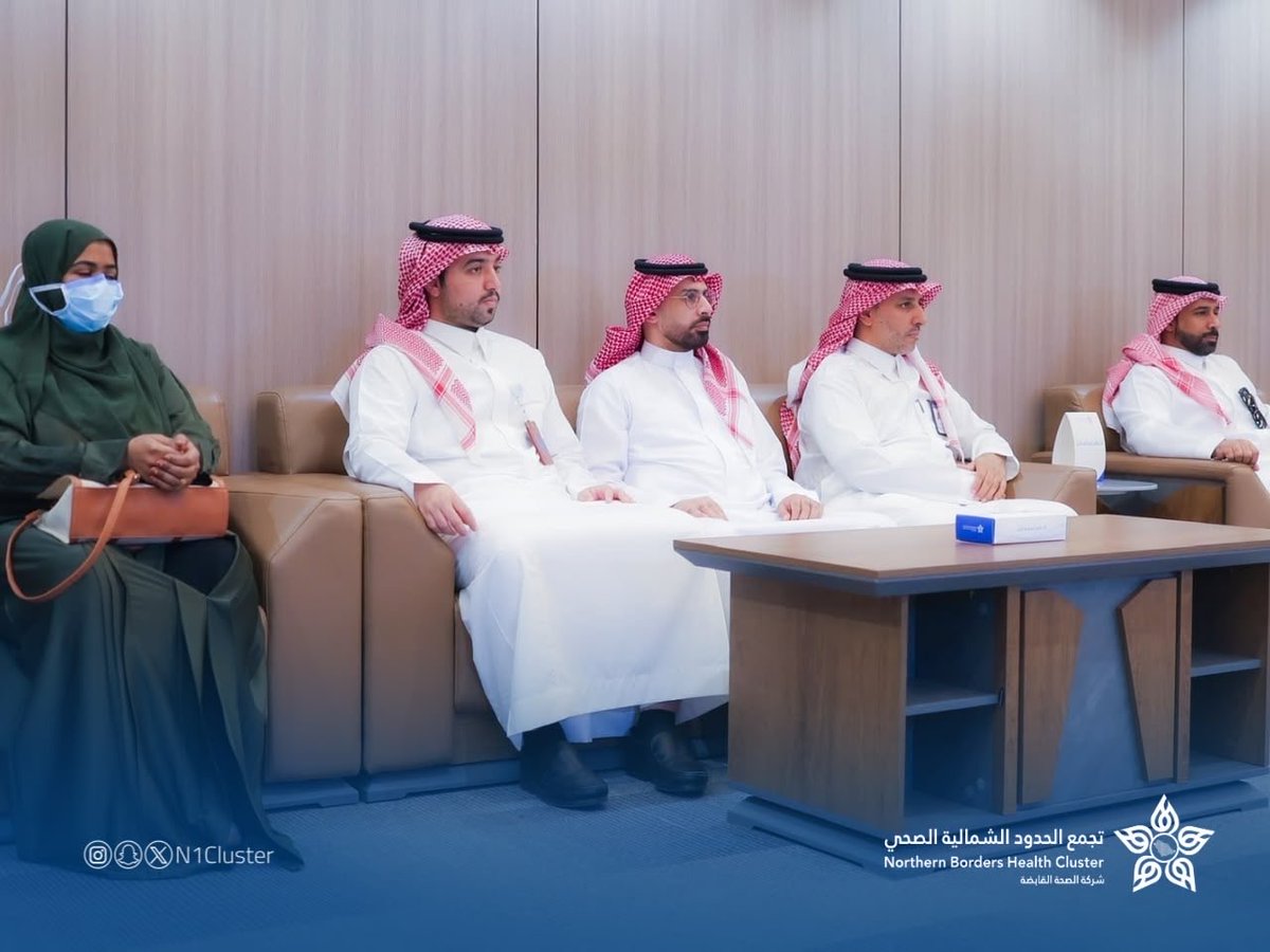n1cluster's tweet photo. الرئيس التنفيذي لـ 
#تجمع_الحدود_الشمالية_الصحي يكّرم الفريق الطبي والإداري بمستشفى رفحاء العام نظير جهودهم في إنجاح عملية نقل أعضاء من متوفى دماغيًا ساهمت ولله الحمد في انقاذ حياة مريضين ، وذلك بالتعاون مع المركز السعودي لزراعـة الأعضاء . https://t.co/nhBEJ3BmQ7