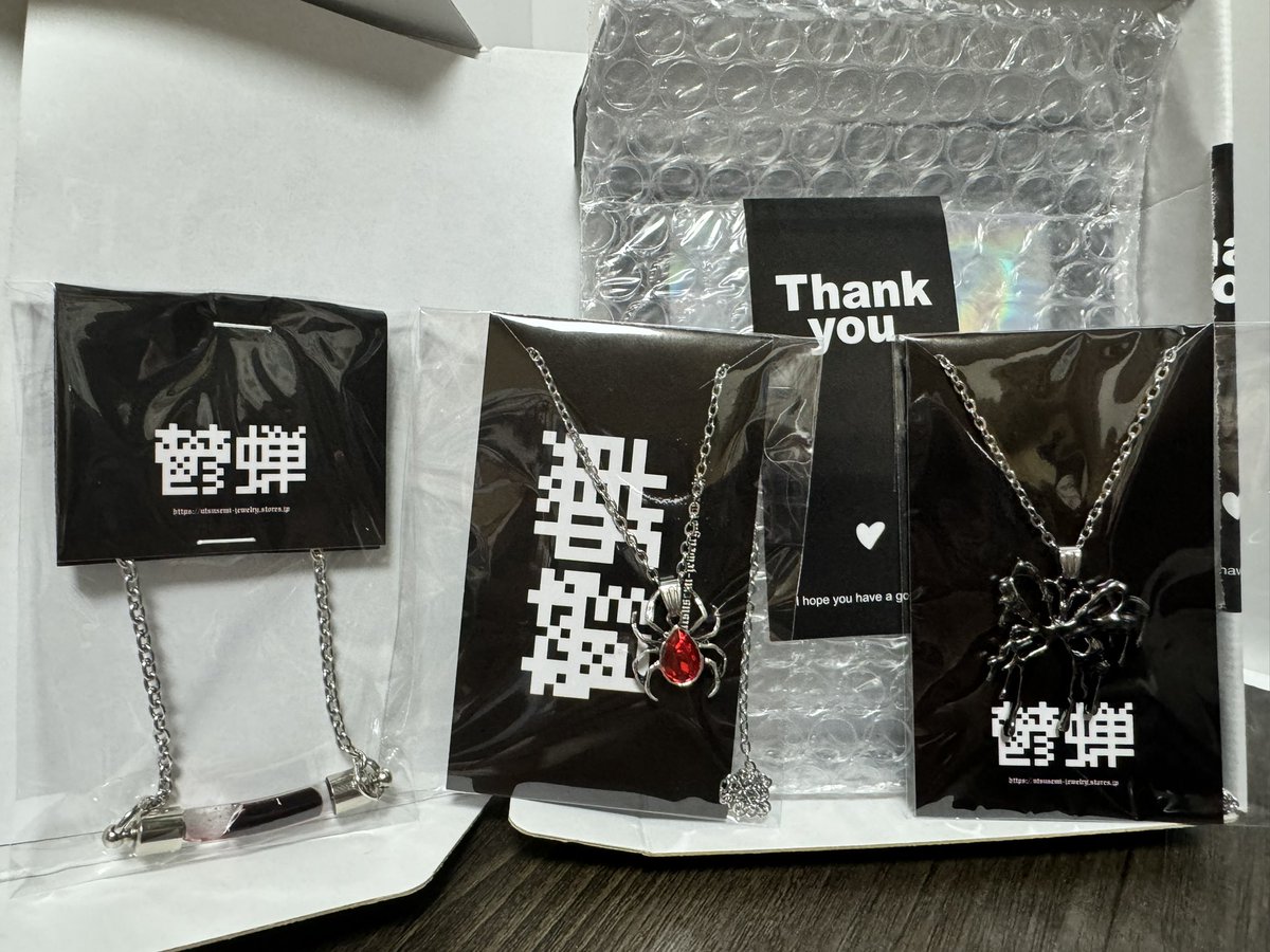ARU_alcoholmen's tweet photo. 気になってたお店。鬱蝉(@utsusemi_13 )さん。
ミステリーボックスなるものが出たのでこの際にアクセお迎えしました!
虫系のネックレスに血液ブレスレット?!
好みどストライク入ってて最高のボックスでした!
あのお値段でこの内容はお得過ぎで腰抜かしますわ
#UTSUSEMI https://t.co/Ai1j5grCT0