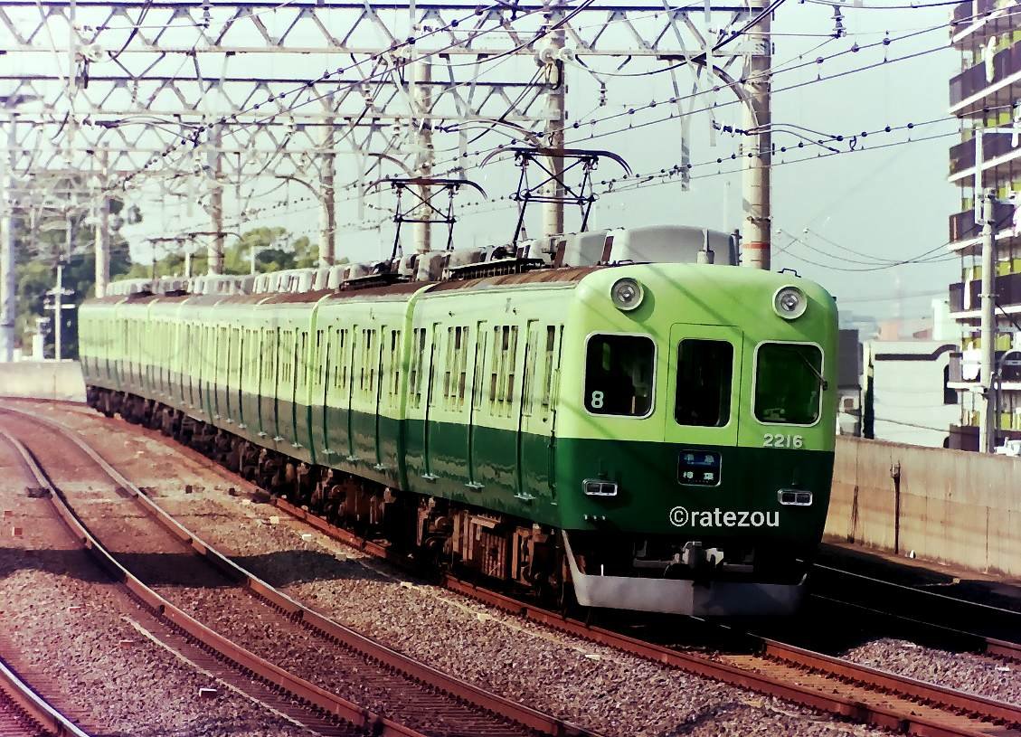 CalsonicR31's tweet photo. 京阪電車の写真①
先日、京阪でダイヤ改正があってタマゴ型電車が引退したみたいで。
会社の友達から誘われて撮影に行った記憶があります。
その撮影も30年ほど前の撮影になり時が経つのが早く感じます。
1998年撮影
#ありがとう卵型
#ありがとう2200系
#ありがとう2600系 https://t.co/oYr9TaTnTw
