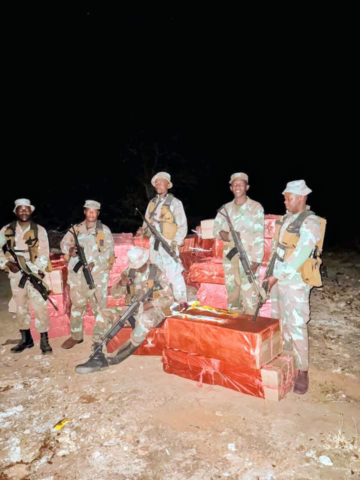 Abramjee's tweet photo. SANDF soldiers in Limpopo have confiscated illicit goods and a Range Rover worth more than R3.6 million during operations along the South Africa-Zimbabwe border:

A Range Rover valued at R1.3 million was recovered from the Limpopo River after suspects drove it into the water while trying to evade arrest.
Illicit goods worth R44,000 were seized in the Malalahoek area.

Illicit cigarettes worth R2.34 million were confiscated near Echo Station 1.

The operations were conducted by members of the 4 Artillery Regiment under Joint Operations Limpopo.

@SANDF_ZA @TaxJustice_SA