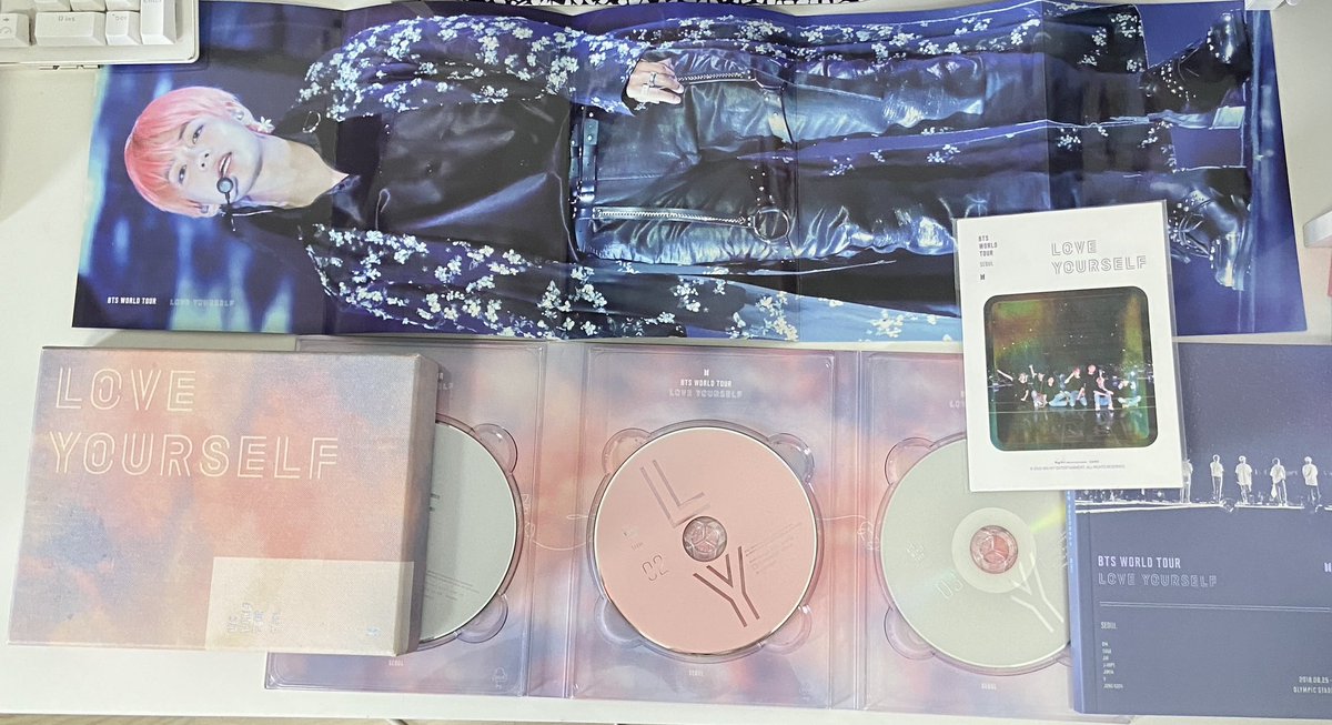 bebellrakbts's tweet photo. พร้อมส่ง |📮 50.-♡‧₊ ୨ৎ 

DVD คอน Love Yourself 
Seoul 350.- มีตำหนิ

สนใจ dm ดูเพิ่มเติม
#ตลาดนัดบังทัน #ตลาดนัดBTS https://t.co/gluHPYPNyg