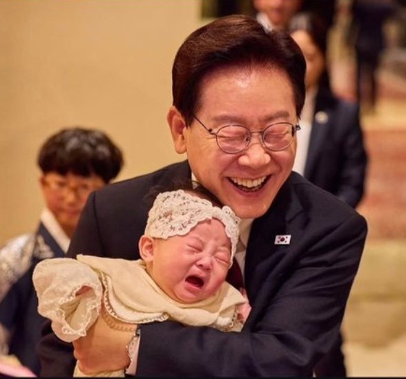 muromeo017's tweet photo. @Jaemyung_Lee 이 사진 보고 왠지 역겨운게

어디서 본듯한 느낌이다~ 했더니

역시 삼풍백화점때 " 악마의 미소 " https://t.co/1Ryct29SpK