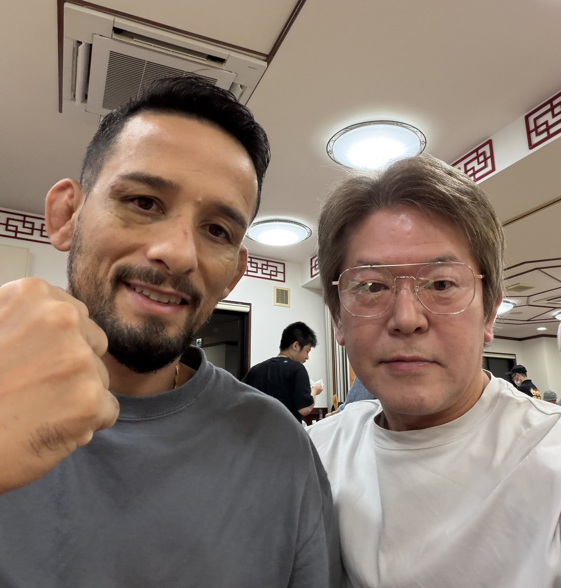 Ereuno_com's tweet photo. 先日、名古屋の矢場味仙でクレベルコイケ選手と写真を撮ってもらいました。とても気さくに応じてくれて更にファンになりました。

Outro dia, no restaurante Yaba Misen, em Nagoya, tive a oportunidade de tirar uma foto com o campeão Kleber Koike. Ele foi muito simpático e atencioso. Muito obrigado!
@KoikeKleber