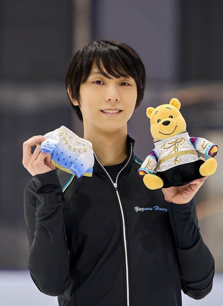 yuzurujenn's tweet photo. Yuzuru Hanyu may genuinely be the first-ever real-life, non-Disney celebrity to get his own official Disney-authorized plush paired with a Disney character, rather than something based on a fictional character from a movie or show. Disney literally Disney-fied Yuzu! INSANE! 🧸🍯 https://t.co/nm5C91QZ3J
