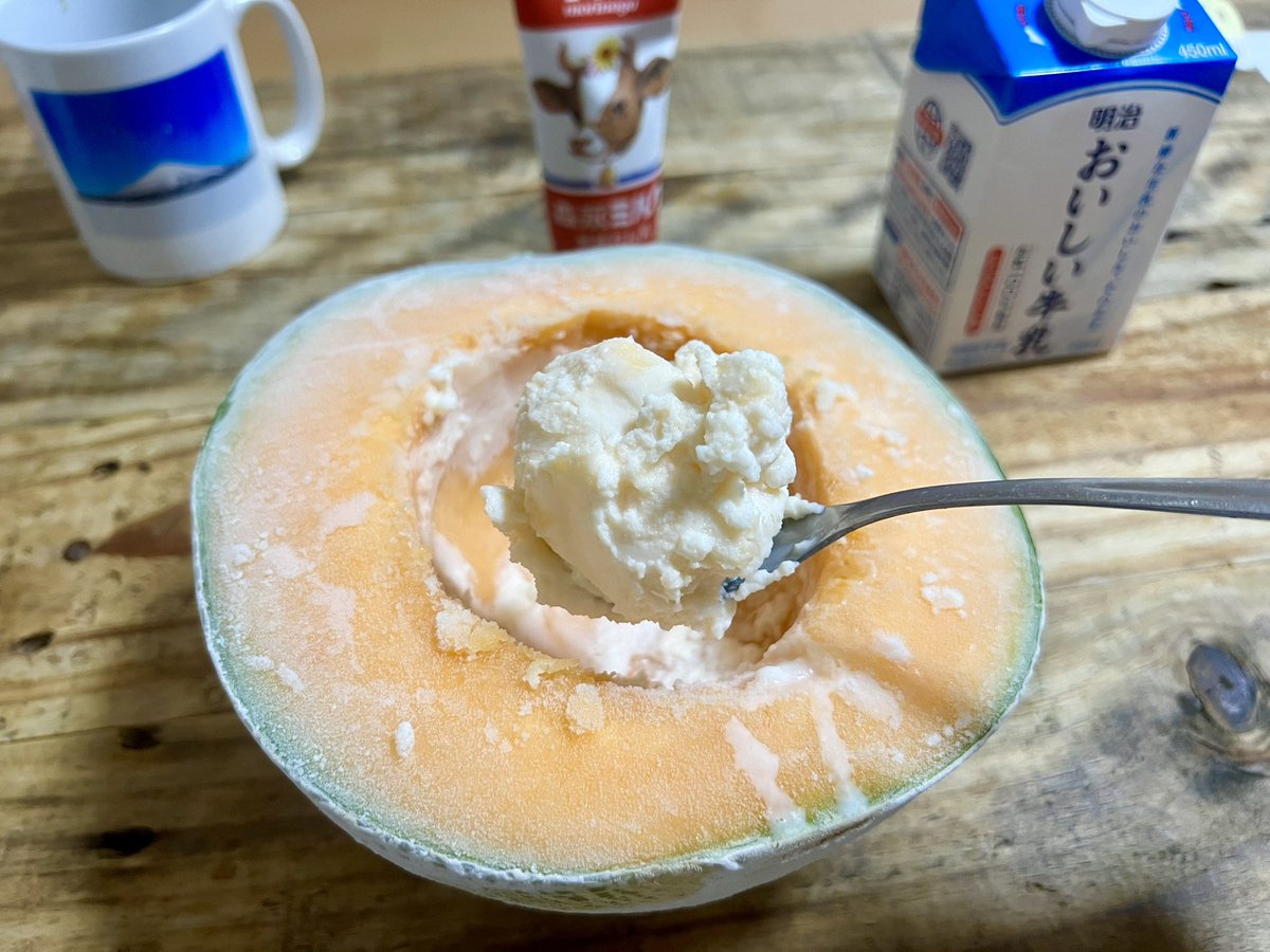 dangomushi_hkd's tweet photo. 凍らせたメロンに牛乳でアイス完成！練乳を入れると10倍美味しくなった！ https://t.co/FGiHWkJ7Bo