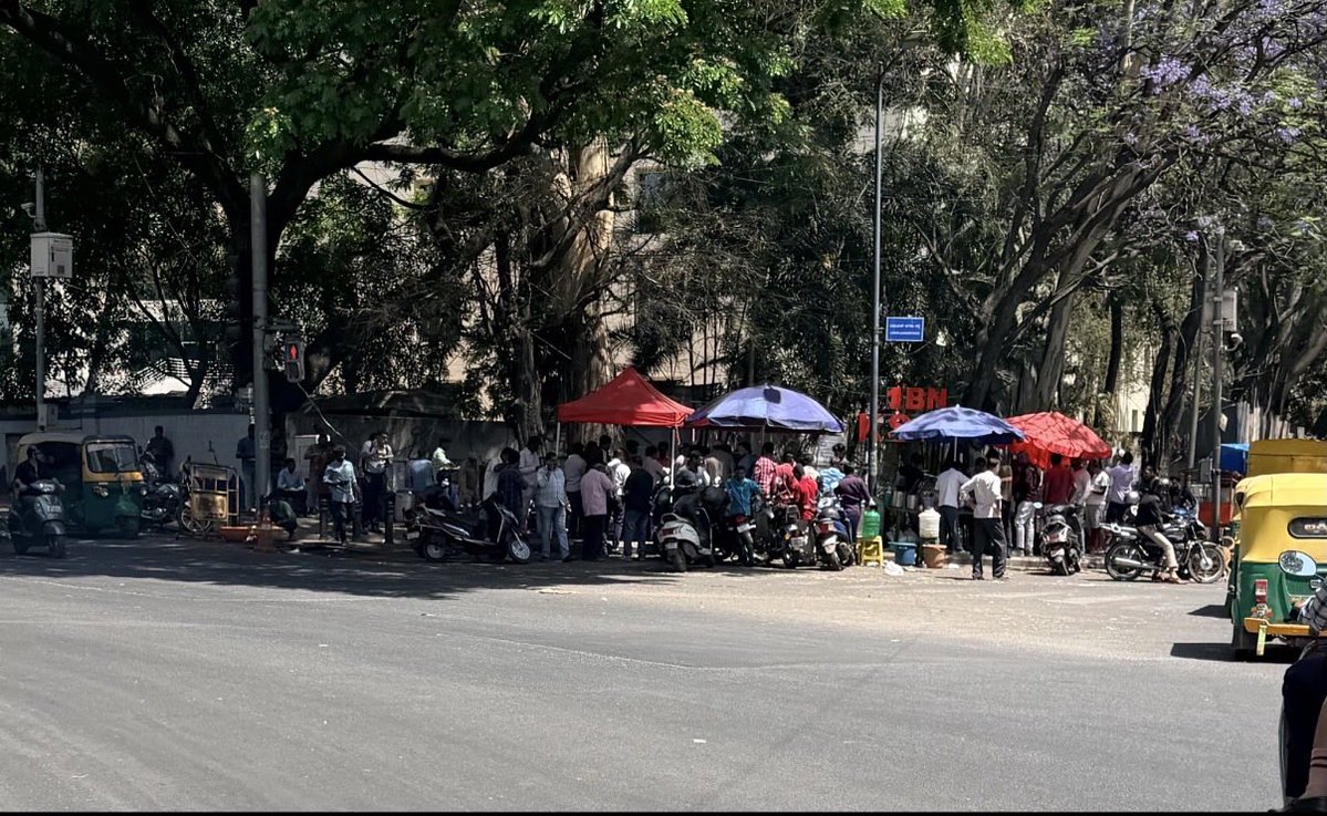 navinzmail's tweet photo. @GBA_office Footpath totally blocked by food vendors at Gen Thimmiah road at hosmat hospital junction no place to walk https://t.co/Zx8Ikotkir