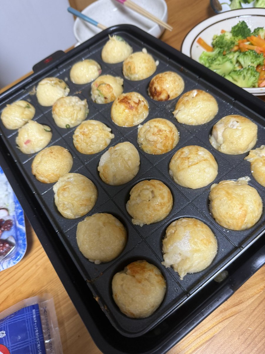 kazucchonmage's tweet photo. バリ人が作った晩ごはん。

バリ人が銀だこよりも美味しいと豪語する我が家のたこ焼き。

「ママのたこ焼きが一番美味しいよ！」

娘達がさりげなくフォローする。

確かに銀だこよりは美味い。

今日も平和な1日だったなぁ。 https://t.co/Ak1Vl224ms