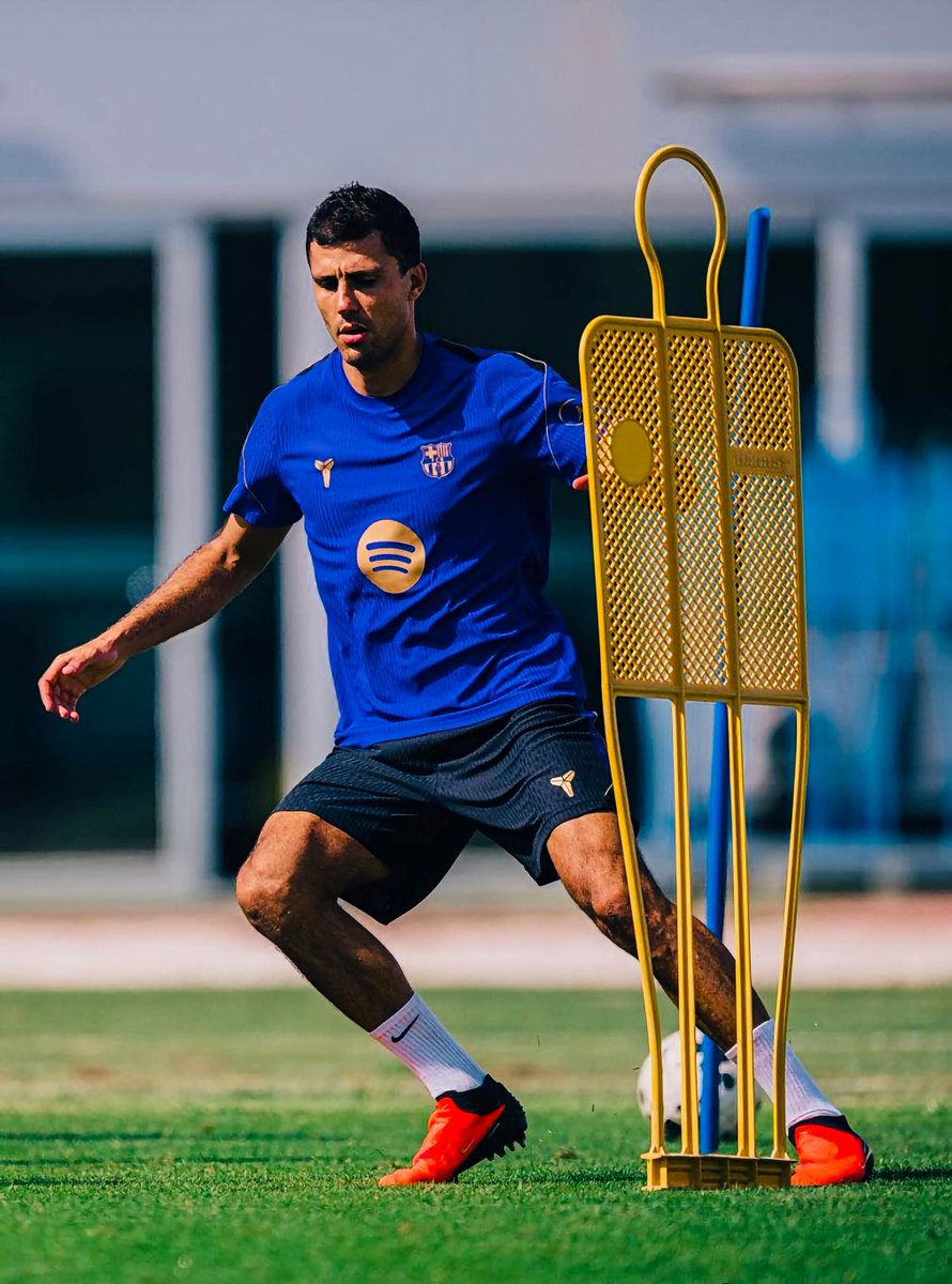 Roodht24's tweet photo. 🚨 Rodri a participé à sa première séance d’entraînement complète avec le groupe du Barça ! 💙❤️

Il fera ses débuts jeudi face à l’Athletic Bilbao 😍

(🗞️ Sport) https://t.co/mWXRJqwNHA