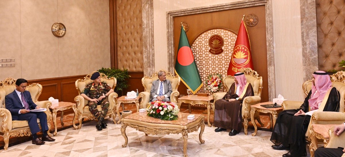 KSAembassyBD's tweet photo. التقى سعادة السفير د. عبدالله بن عبيه بفخامة الرئيس / Mirza Fakhrul Islam رئيس جمهورية بنغلاديش الشعبية.
وجرى خلال اللقاء نقل تحيات خادم الحرمين الشريفين الملك سلمان بن عبدالعزيز آل سعود، وصاحب السمو الملكي الأمير محمد بن سلمان بن عبدالعزيز آل سعود، ولي العهد رئيس مجلس الوزراء ـ حفظهما الله ـ إلى فخامته بمناسبة فوزه في الانتخابات الرئاسية وأدائه اليمين الدستورية رئيسًا لجمهورية بنغلاديش الشعبية، مع تمنياتهما لفخامته بالتوفيق والنجاح في أداء مهامه، وللشعب البنغلاديشي الشقيق مزيدًا من التقدم والازدهار. 
حضر اللقاء أ. إبراهيم الاحمري - نائب السفير.