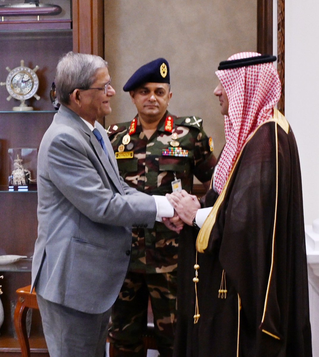 KSAembassyBD's tweet photo. التقى سعادة السفير د. عبدالله بن عبيه بفخامة الرئيس / Mirza Fakhrul Islam رئيس جمهورية بنغلاديش الشعبية.
وجرى خلال اللقاء نقل تحيات خادم الحرمين الشريفين الملك سلمان بن عبدالعزيز آل سعود، وصاحب السمو الملكي الأمير محمد بن سلمان بن عبدالعزيز آل سعود، ولي العهد رئيس مجلس الوزراء ـ حفظهما الله ـ إلى فخامته بمناسبة فوزه في الانتخابات الرئاسية وأدائه اليمين الدستورية رئيسًا لجمهورية بنغلاديش الشعبية، مع تمنياتهما لفخامته بالتوفيق والنجاح في أداء مهامه، وللشعب البنغلاديشي الشقيق مزيدًا من التقدم والازدهار. 
حضر اللقاء أ. إبراهيم الاحمري - نائب السفير.