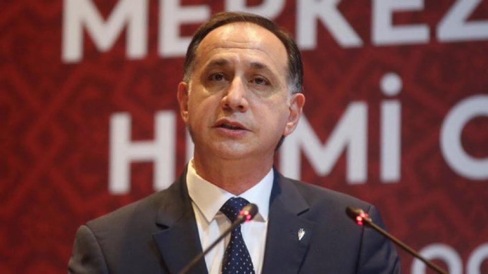 mediasiyahbeyaz's tweet photo. Ferhat Gündoğdu hakkında son iki yılda yapılan açıklamaları yan yana koyunca ortaya oldukça net bir tablo çıkıyor. 
İSTİFA. @MHK_Resmi 

📅 18 Eylül 2025

Ali Koç:

“Ferhat Gündoğdu’nun ne olduğunu, kim olduğunu, neyi temsil ettiğini tüm ülke görecek.”

Aynı gün Fenerbahçe yönetimi, Gündoğdu’nun görevden ayrılmasını talep etti.

📅 22 Eylül 2025

Trabzonspor ve Fenerbahçe başta olmak üzere birçok kulübün tepkisinin ardından Gündoğdu’nun istifa edeceği haberleri çıktı. TFF ise Gündoğdu’nun görevine devam edeceğini açıkladı.

📅 6 Kasım 2025

Eski MHK 2. Başkanı Metin Tokat:

“Türk hakemliği, Ferhat Gündoğdu zamanında bütün birikimlerini kaybetti.”

Tokat, Gündoğdu’nun istifa etmiyorsa görevden alınması gerektiğini söyledi.

📅 9 Mart 2026

Serdal Adalı:

“MHK Başkanı Ferhat Gündoğdu istifa etmeli.”

Adalı ayrıca Gündoğdu’nun kendi kuruluna ve hakemlerine hâkim olamadığını ifade etti.

📅 11 Mart 2026

Beşiktaş:

“MHK Başkanı Ferhat Gündoğdu ‘ölü taklidi’ yapmaya devam ederken…”

Kulüp, daha önce yönelttiği sorulara cevap verilmediğini belirtti.

📅 13 Mart 2026

Beşiktaş Genel Sekreteri Uğur Fora:

“Ferhat Gündoğdu’nun inandırıcılık sorunu var.”

“Türk futbolunun bu ve benzeri beceriksizliklerle vakit kaybetmeye tahammülü yoktur.”

📅 6 Nisan 2026

Serdal Adalı bir kez daha istifa çağrısı yaptı:

“Birazcık utanmaları ve sıkılmaları varsa bugün görevlerinden istifa ederler.”

Farklı dönemlerde farklı kulüplerden, yöneticilerden ve eski bir MHK yöneticisinden aynı yönde açıklamalar geldi.

Eleştirilerin ortak noktası ise değişmedi: Güven sorunu.

Bunca tepkiye rağmen Ferhat Gündoğdu hâlâ MHK Başkanı.

Türk futbolunda hakemlik kurumuna güven yeniden tesis edilmek isteniyorsa, bunun yolu bellidir:

Ferhat Gündoğdu istifa etmelidir.