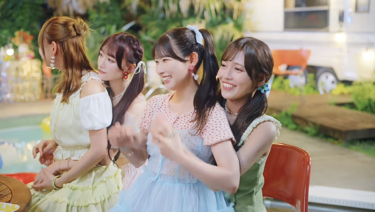 tk2nvkd_anzoo's tweet photo. 今回のMVの中で１番の見所だと思う
はしゃぐお姉さん組
#夏名残サマーチューン https://t.co/uerXVv4xeZ