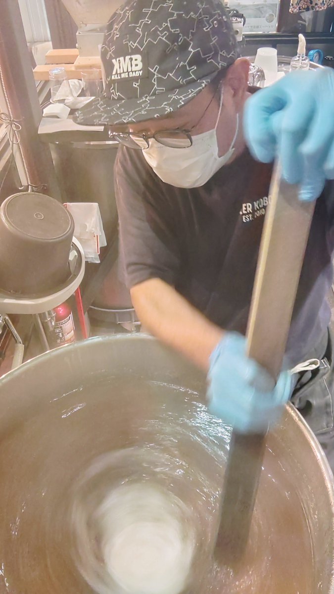 brewer_abe's tweet photo. 本日もやっております！今日は定番ペールエールの仕込み！昨日の運動の疲れもなんのその！……いや、ちょっと筋肉痛ありますが。でも頑張って作業してます。 https://t.co/aMgHCXkYn8