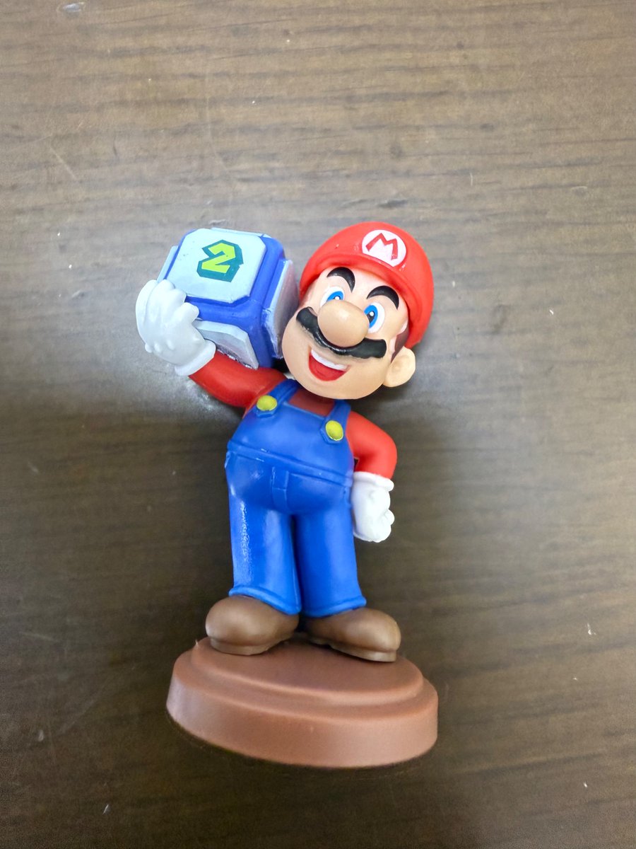 Gotchampotch_B's tweet photo. スーパーマリオパーティジャンボリーのチョコエッグを買いました。マリオが出た！嬉しい！
これまでに集めていたマリオシリーズのチョコエッグのフィギュアと合わせてダイソーで買った台座に飾りました。かわいい〜
#チョコエッグ #マリオ https://t.co/Gnlg1Xk2T0