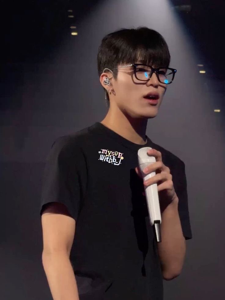 zzungeeee's tweet photo. 안경쓴거 잘어올리는 남자 박정우 귀하다…. https://t.co/j9WS69I1Z6