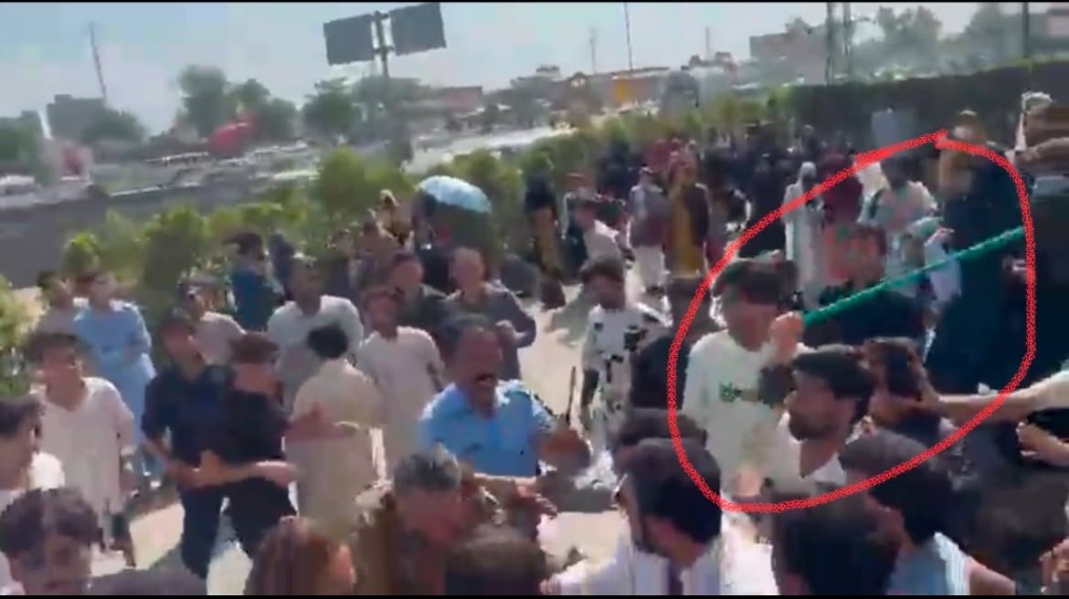 PakDefence_'s tweet photo. فوجی افسر اپنا اور اپنی بیوی کا غنڈے یوتھیو سے بچاؤ کرنے پر گرفتار ہو گیا ۔ پر جن یوتھیو نے ڈنڈے اُٹھائے ہوئے ہیں، افسر اور اس کی بیوی پر ہاتھ اٹھایا ان کی گرفتاری نہیں ہوئی ۔ افسوس https://t.co/38xGbjQy59