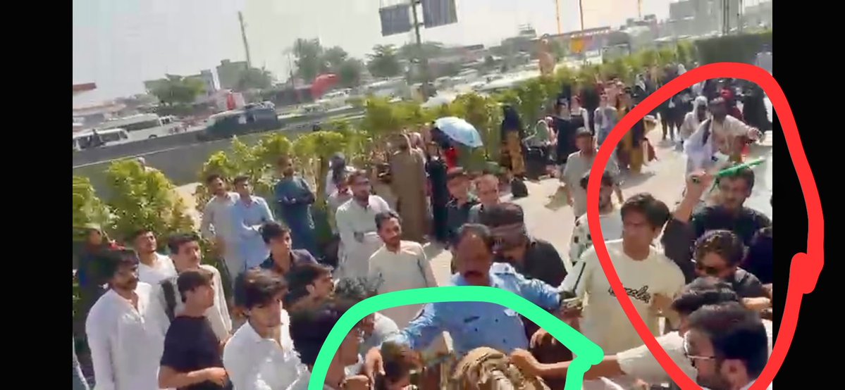 PakDefence_'s tweet photo. فوجی افسر اپنا اور اپنی بیوی کا غنڈے یوتھیو سے بچاؤ کرنے پر گرفتار ہو گیا ۔ پر جن یوتھیو نے ڈنڈے اُٹھائے ہوئے ہیں، افسر اور اس کی بیوی پر ہاتھ اٹھایا ان کی گرفتاری نہیں ہوئی ۔ افسوس https://t.co/38xGbjQy59