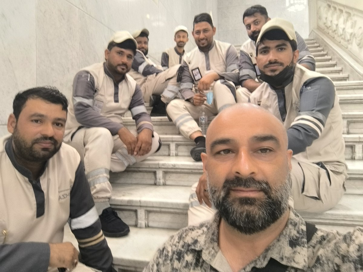 farooqgbly's tweet photo. Proud to be pictured with the dedicated cleaning team of Masjid al-Haram, the sacred house of Allah. Their humble service to the guests of Allah is truly inspiring. ❤️🕋 https://t.co/gSlWogA3XA