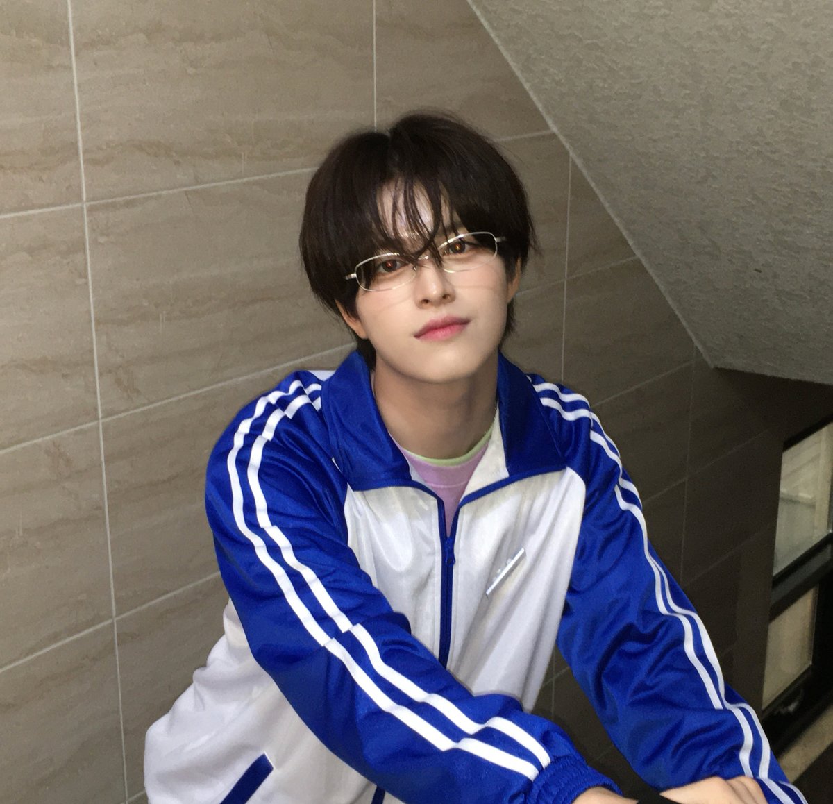 VAYONN_inkode's tweet photo. [#TERU] 

16시에 모여요. 절대 늦지 마세요!

#TERU #테루
#VAYONN #베이온 https://t.co/GBgz4VpIIw